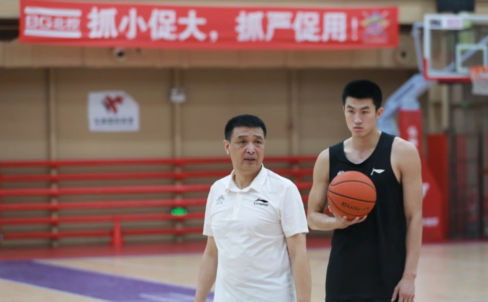 如何使用专业设备进行高效的篮板训练?_1